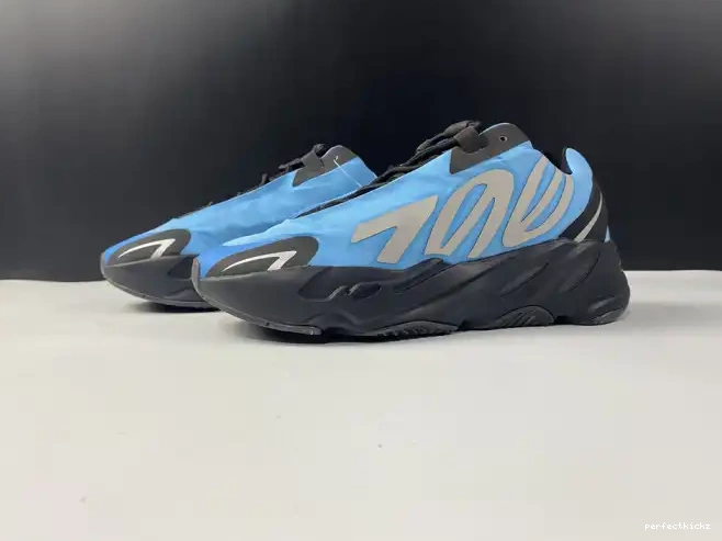 'Bright Boost Cyan' Yeezy 700 GZ3079 MNVN ADIDAS 0502